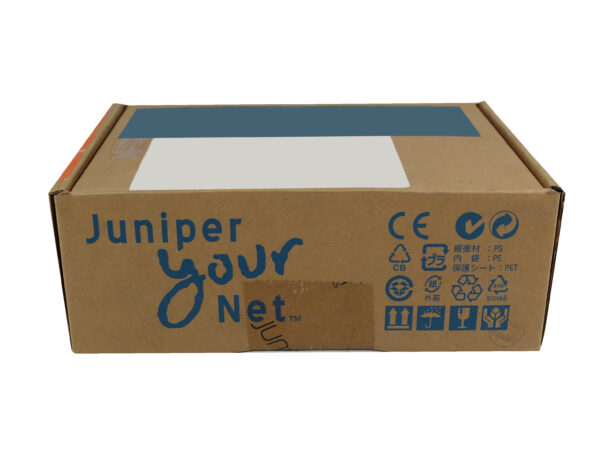 Zamknięte pudełko kartonowe Juniper Networks z niebieskim paskiem i logo "Juniper Your Net" oraz symbolami transportowymi.