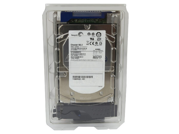 Dysk Seagate HDD w ramce Dell EMC widoczny w przezroczystym opakowaniu ochronnym, z etykietami na górnej pokrywie.