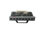 Moduł Cisco z ośmioma portami RJ45 w rzędzie oraz widocznym złączem krawędziowym płyty od góry.
