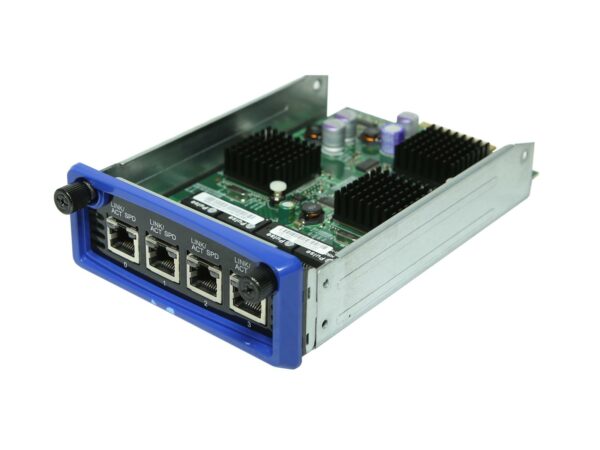 Moduł rozszerzeń Juniper z niebieskim panelem czterech portów RJ-45, widoczna płytka i radiator od góry pod kątem