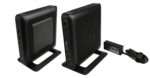 Dwa thin clienty HP t520 na podstawkach, widok z boku i z przodu, obok czarny zasilacz z kablem.