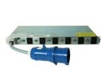Listwa zasilająca PDU rack IBM z rzędem sześciu gniazd C13 i niebieską wtyczką przemysłową CEE na kablu.