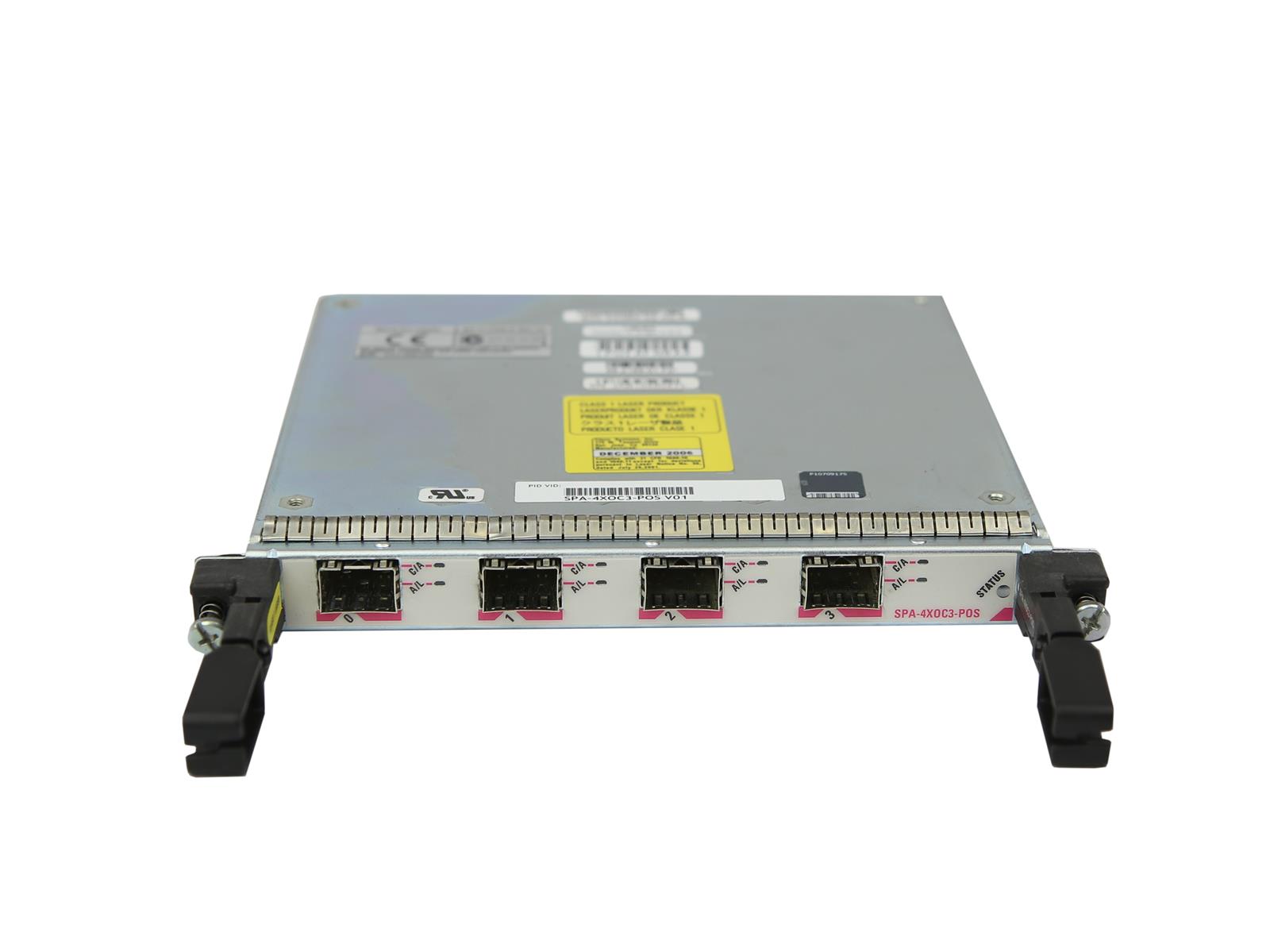 Moduł Cisco SPA-4XOC3-POS z czterema portami sieciowymi na przednim panelu i metalowymi uchwytami montażowymi po bokach