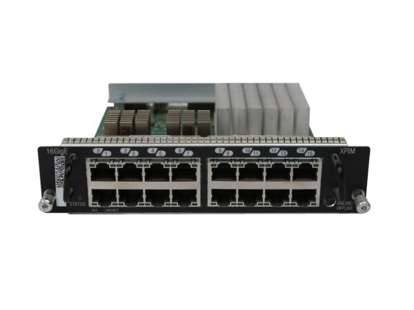 Moduł rozszerzeń Juniper z 16 portami RJ45 w dwóch rzędach, widok pod kątem od przodu