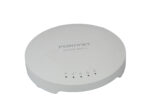 Okrągły punkt dostępowy Fortinet FortiAP-S321C w białej obudowie, widoczne logo i rząd diod LED z przodu.