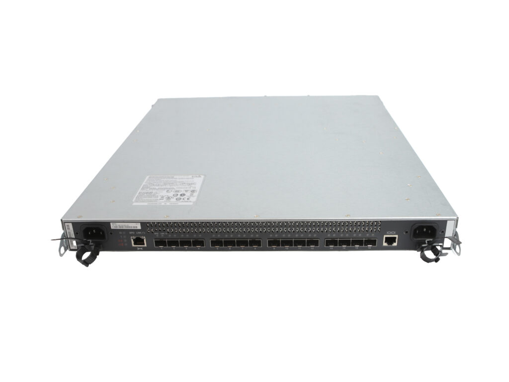 Przód switcha NetApp CN1610 z widocznymi szesnastoma portami SFP+, uszami montażowymi i naklejką z danymi na obudowie.