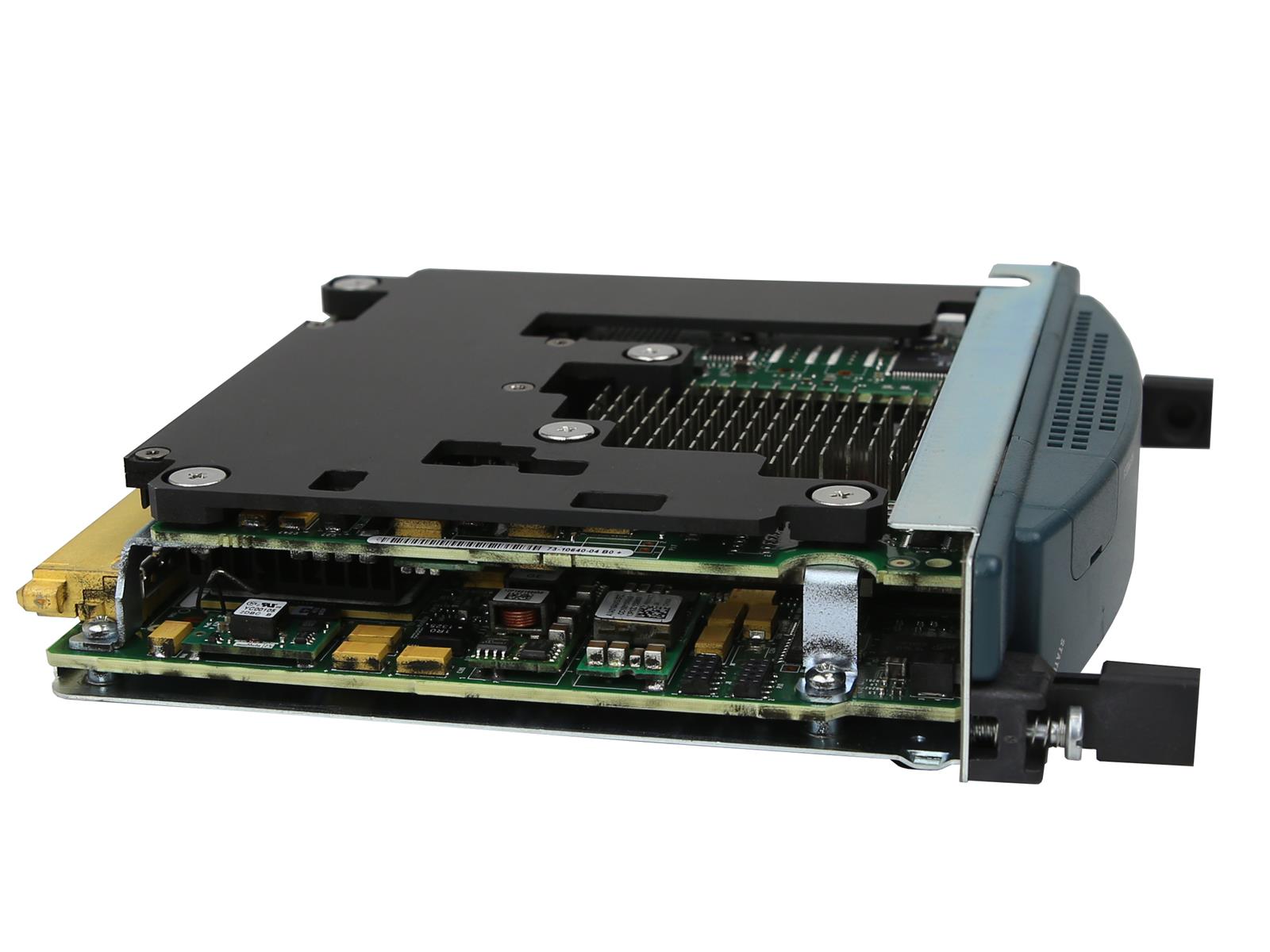 Moduł Cisco WS-IPSEC-3 pod kątem z boku, widoczna płyta z układami elektronicznymi i radiatorem oraz metalowa obudowa.
