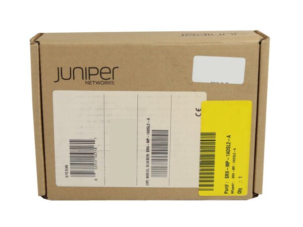 Zamknięte kartonowe pudełko Juniper Networks z etykietami z kodami kreskowymi i naklejką z numerem modelu.