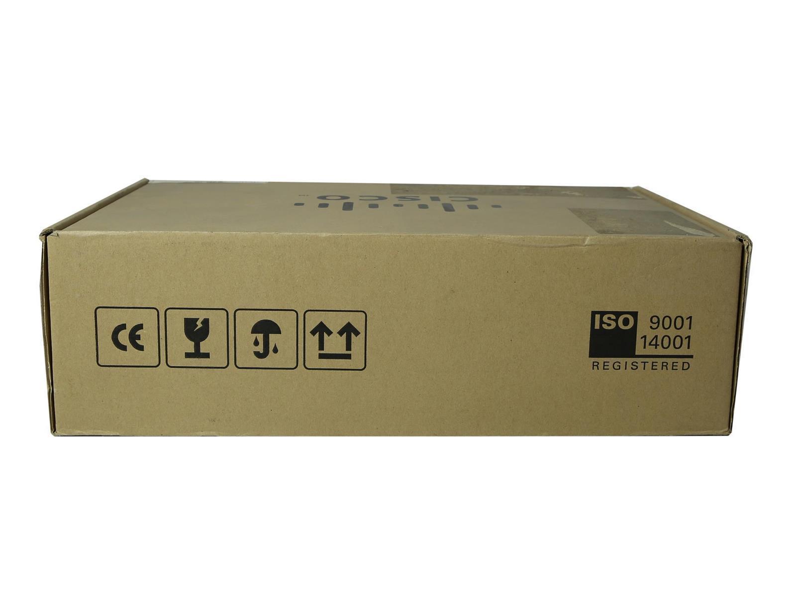 Zamknięte tekturowe pudełko z logo Cisco i symbolami transportowymi ISO, bez widoku samego modułu.