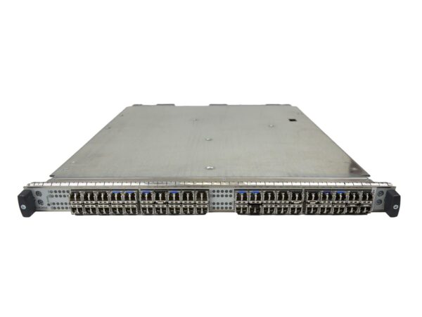 Przedni panel modułu Juniper z czterema rzędami portów SFP i wpiętymi modułami GBIC, uszy montażowe po bokach.