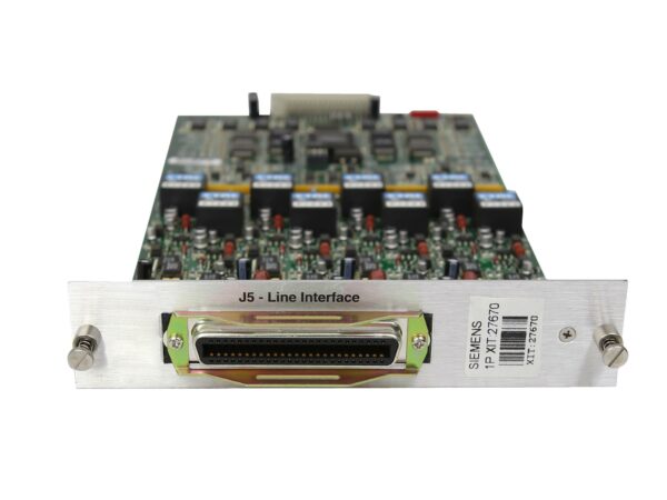 Karta interfejsu J5 z widoczną płytką elektroniczną i wielopinowym złączem D-sub na metalowym panelu montażowym.