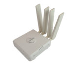 Router Cradlepoint z czterema wysuniętymi antenami LTE, biała obudowa, widok od przodu pod kątem.