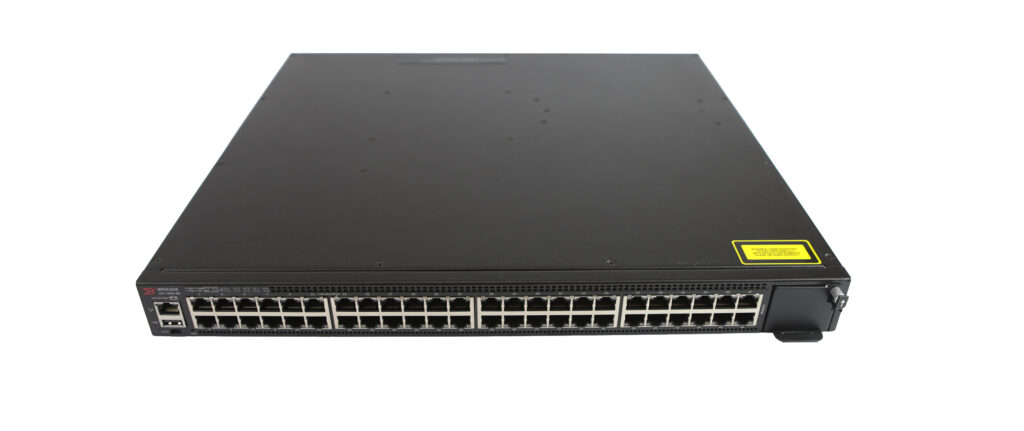 Przedni panel switcha Brocade ICX 7450-48 z czterema rzędami portów RJ45 w czarnej obudowie rack.