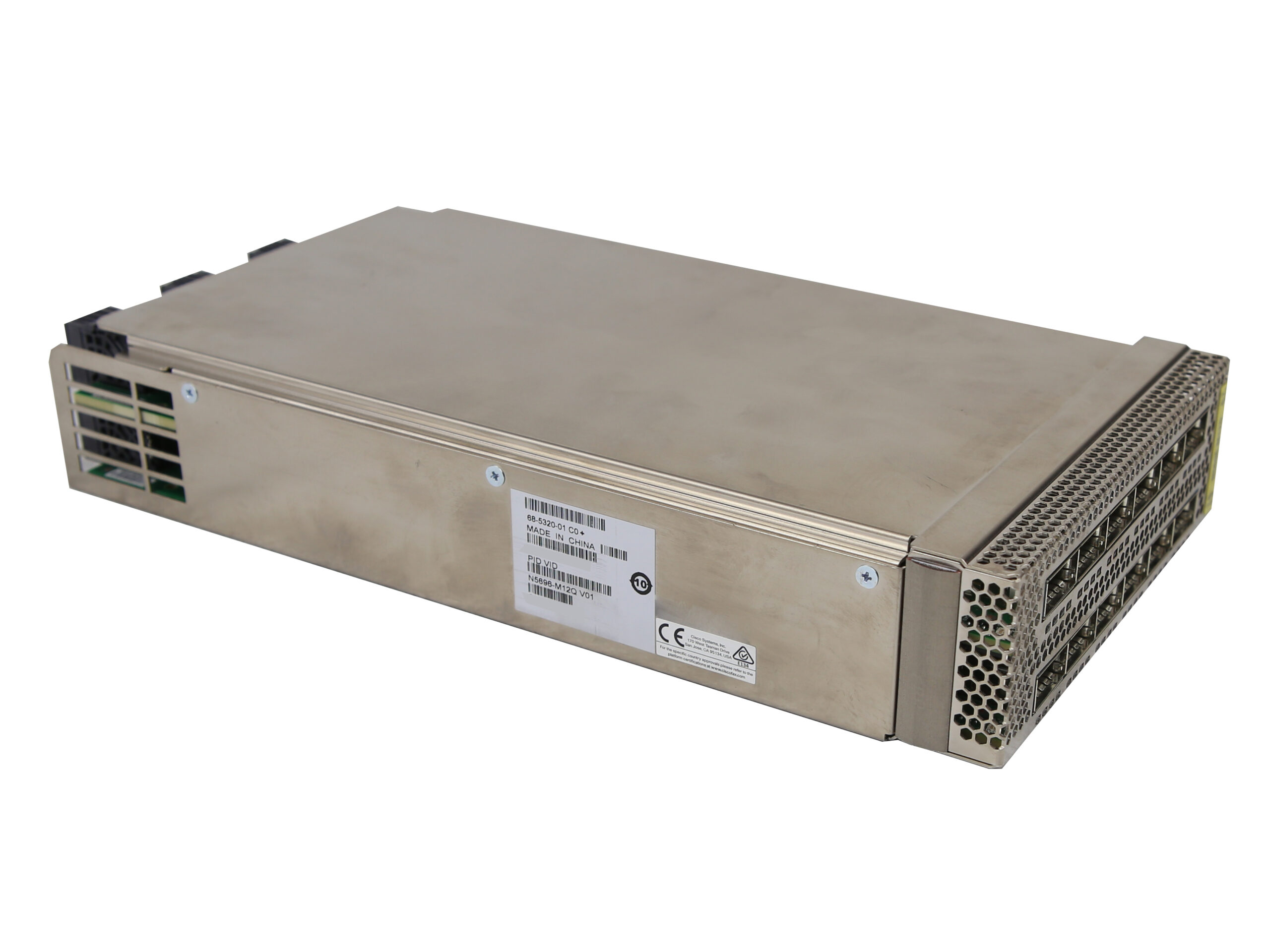 Moduł Cisco widziany pod kątem z boku, metalowa obudowa z otworami wentylacyjnymi i naklejką z opisem modelu na wierzchu.
