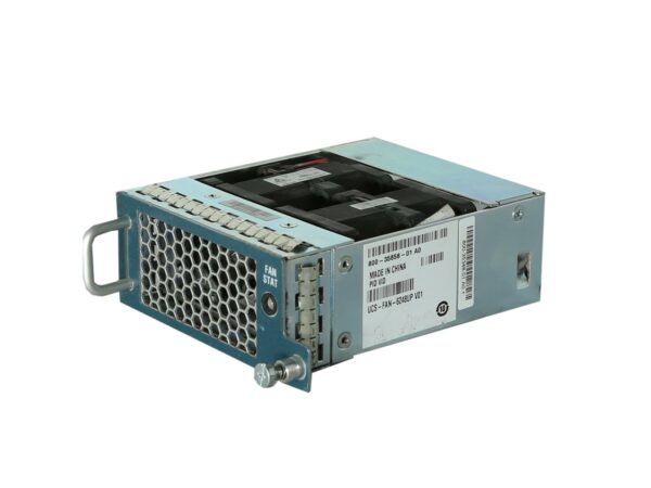 Moduł wentylatora Cisco z metalową kratką wylotu powietrza i uchwytem z boku obudowy, widok pod kątem z przodu.