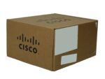 Zamknięte tekturowe pudełko z logo Cisco i dwiema jasnymi etykietami z boku, widok pod kątem z góry.
