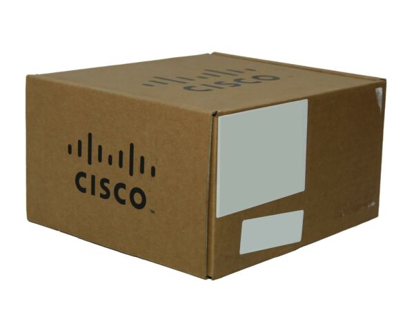 Zamknięte tekturowe pudełko z logo Cisco i dwiema jasnymi etykietami z boku, widok pod kątem z góry.