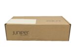 Zamknięte kartonowe pudełko z logo Juniper Networks i naklejoną białą etykietą wysyłkową na wieku.