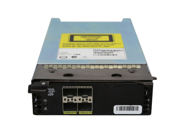 Moduł Cisco z czterema portami SFP+ widocznymi z przodu, obudowa metalowa z naklejką z opisem po lewej stronie.