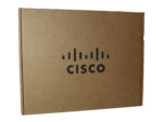 Zamknięte pudełko kartonowe z logo Cisco na wieku, widok z góry pod niewielkim kątem.
