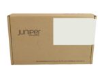 Zamknięte kartonowe pudełko z logo Juniper Networks i białą naklejką z instrukcją instalacji na boku.