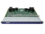 Moduł Juniper EX4500-LB widziany z boku, odsłonięta płytka elektroniczna z radiatorami nad niebieską obudową montażową.