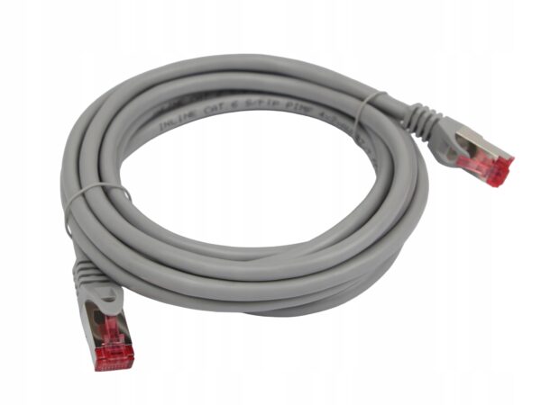 Zwinięty szary kabel sieciowy z dwoma wtyczkami RJ45 z czerwonymi końcówkami na obu końcach.
