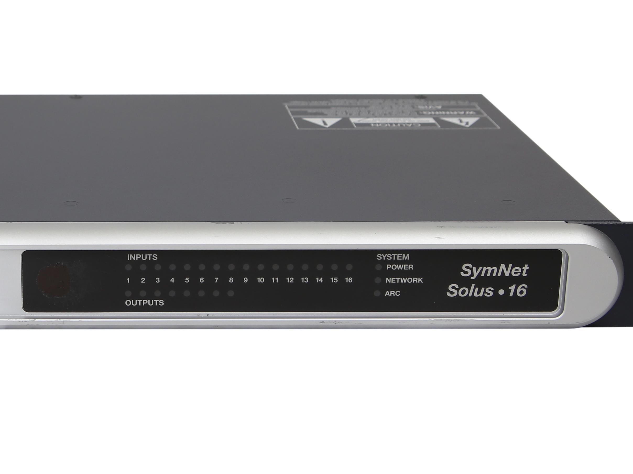 Przedni panel procesora audio SymNet Solus 16 z rzędami diod wejść i wyjść oraz uszami montażowymi rack.
