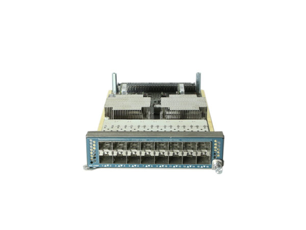 Moduł Cisco widziany od przodu z dwoma rzędami portów SFP+ oraz srebrnymi radiatorami chłodzącymi na górze obudowy.