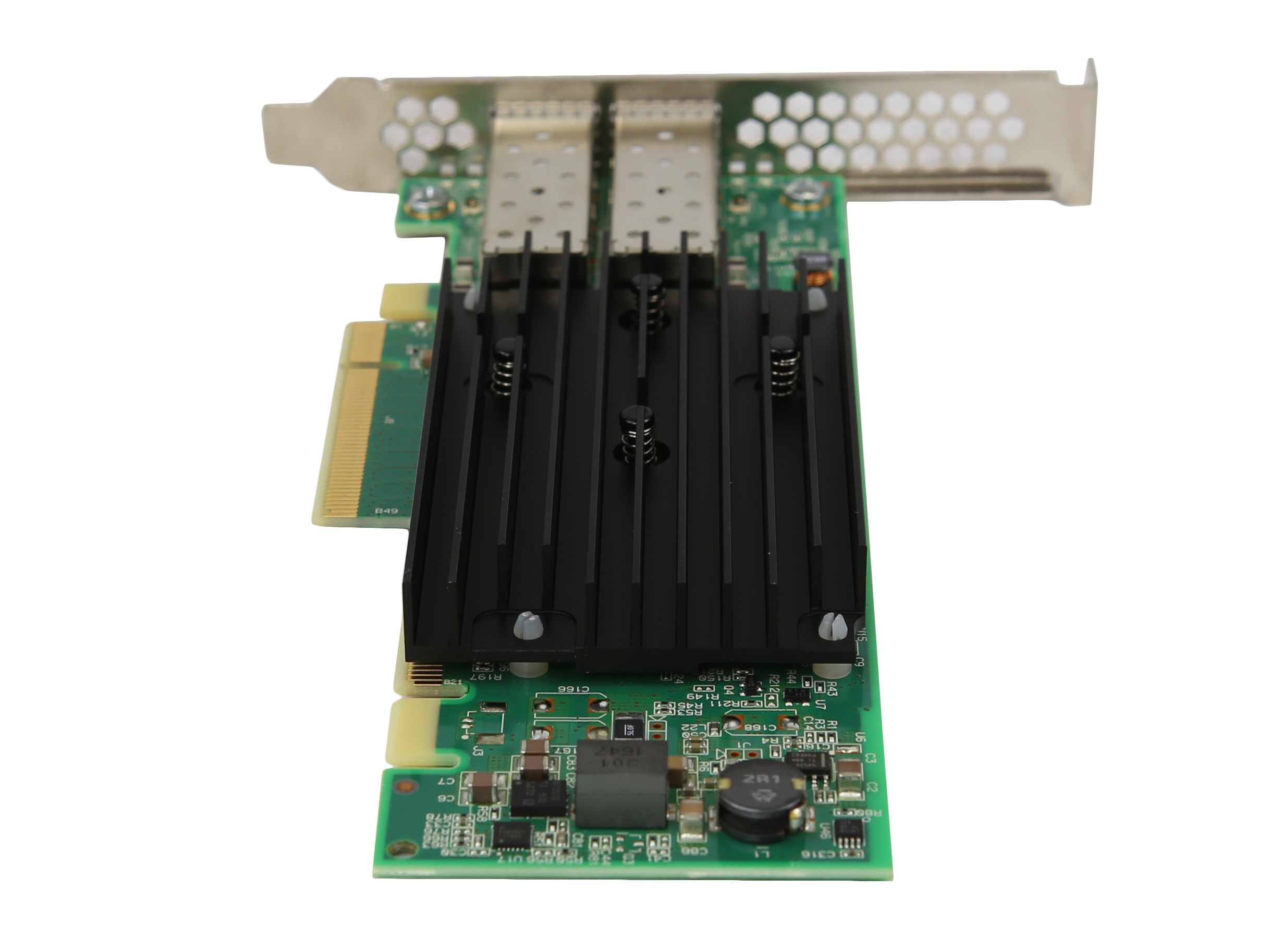 Karta sieciowa PCIe z czarnym radiatorem, dwoma portami SFP+ i metalowym profilem montażowym, widok pod kątem z boku.