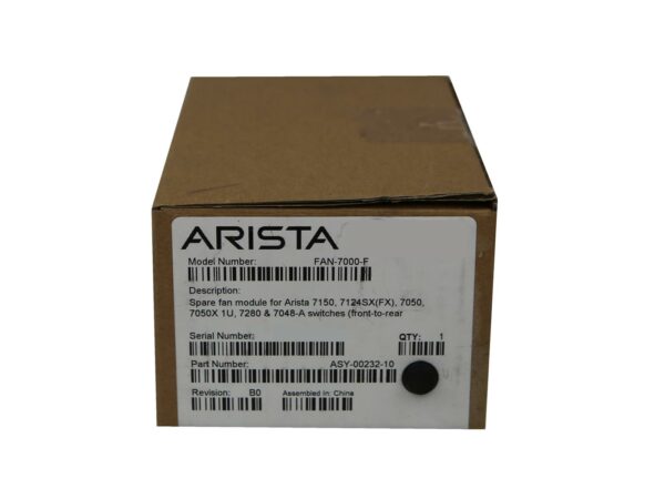 Zamknięte pudełko kartonowe Arista FAN-7000-F z naklejką z numerem modelu i danymi produktu.