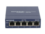 Przód niebieskiej obudowy switcha Netgear GS105 z pięcioma ponumerowanymi portami RJ45 i diodami stanu.