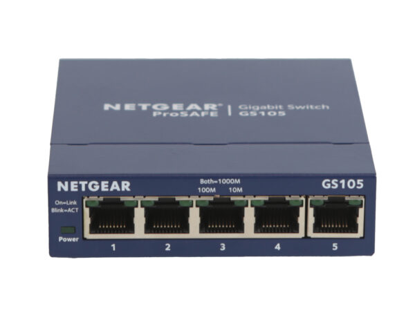 Przód niebieskiej obudowy switcha Netgear GS105 z pięcioma ponumerowanymi portami RJ45 i diodami stanu.
