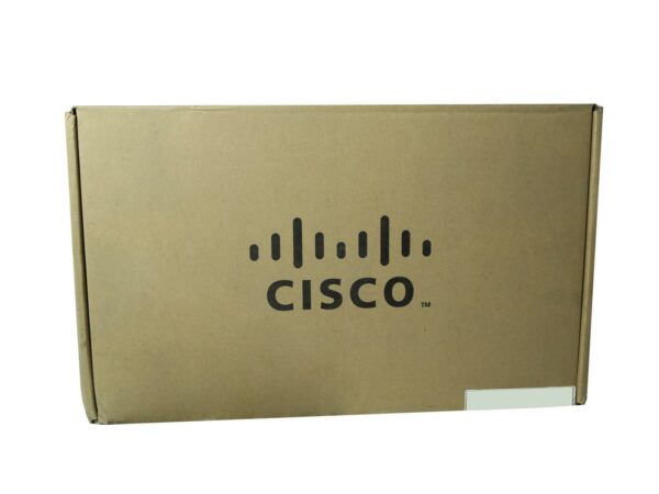 Zamknięte kartonowe pudełko z logo Cisco na wieczku, z boku widoczna biała naklejka z etykietą.