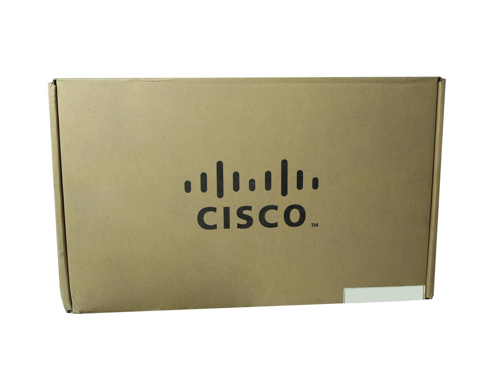 Zamknięte kartonowe pudełko z logo Cisco na wieczku, z boku widoczna biała naklejka z etykietą.