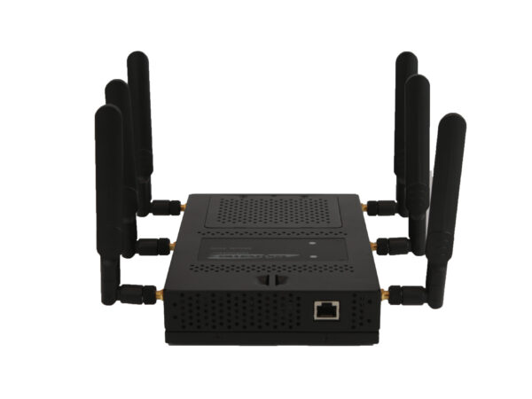 Access Point Extreme Networks z sześcioma czarnymi antenami dookoła obudowy, widoczny port RJ45 z przodu.