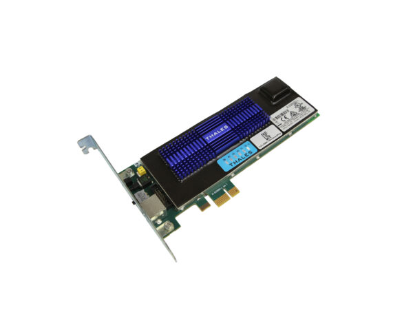 Karta PCIe Thales nShield F3 z niebieskim modułem zabezpieczającym i pojedynczym portem z tyłu, widok pod kątem.