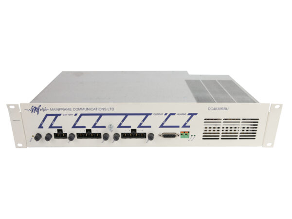 Przedni panel zasilacza DC4830RBU w obudowie rack, widoczne złącza śrubowe i port DB9 na białej obudowie.