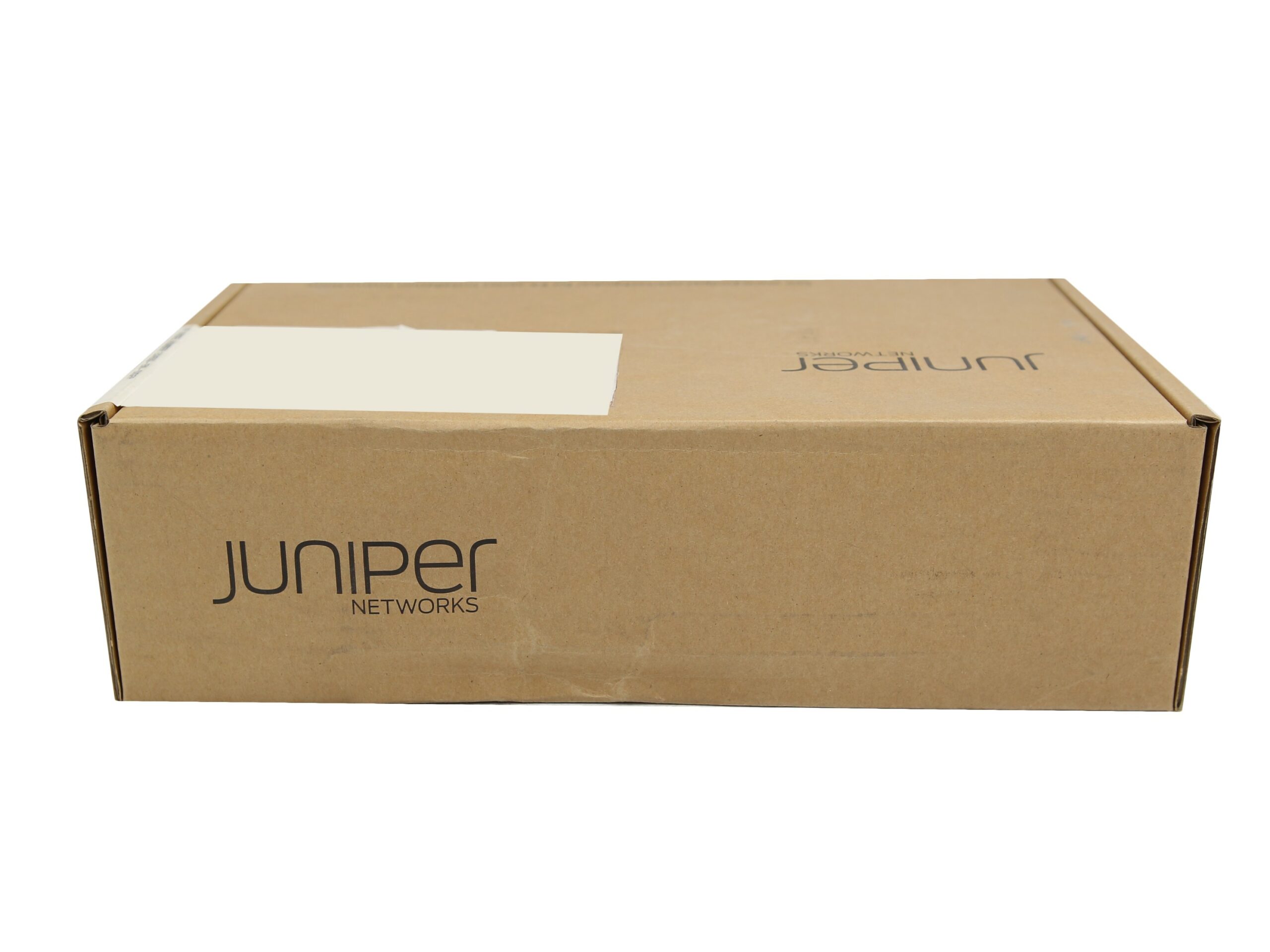Zamknięte kartonowe pudełko z logo Juniper Networks i naklejoną etykietą wysyłkową na wierzchu.