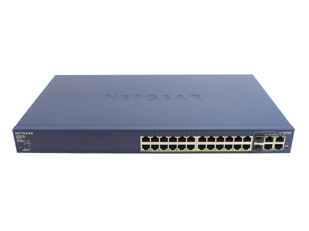 Przedni panel switcha NETGEAR z 24 portami RJ45 oraz dodatkowymi portami Gigabit i SFP po prawej stronie.