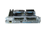Moduł serwisowy Cisco z widocznymi radiatorami chłodzenia, portami RJ45 i USB na przednim panelu, ujęcie z boku.