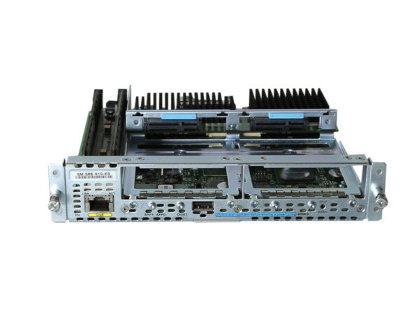 Moduł serwisowy Cisco z widocznymi radiatorami chłodzenia, portami RJ45 i USB na przednim panelu, ujęcie z boku.