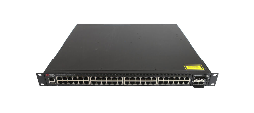 Przedni panel switcha Brocade ICX 7450-48 z rzędami portów RJ45 i dodatkowym slotem po prawej stronie, uszy montażowe widoczne z boku.
