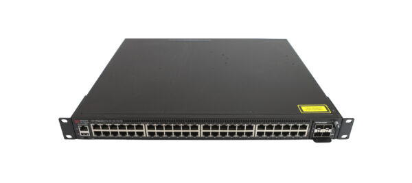 Przedni panel switcha Brocade ICX 7450-48 z rzędami portów RJ45 i dodatkowym slotem po prawej stronie, uszy montażowe widoczne z boku.