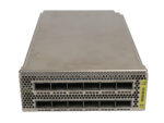 Moduł Cisco Nexus 5696Q z rzędem 12 portów QSFP+ i perforowaną obudową, ujęcie pod kątem z przodu.