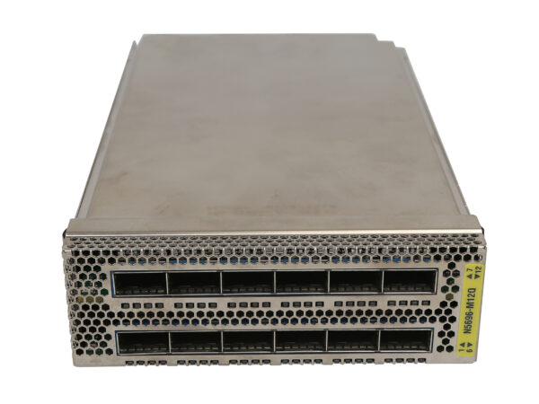 Moduł Cisco Nexus 5696Q z rzędem 12 portów QSFP+ i perforowaną obudową, ujęcie pod kątem z przodu.