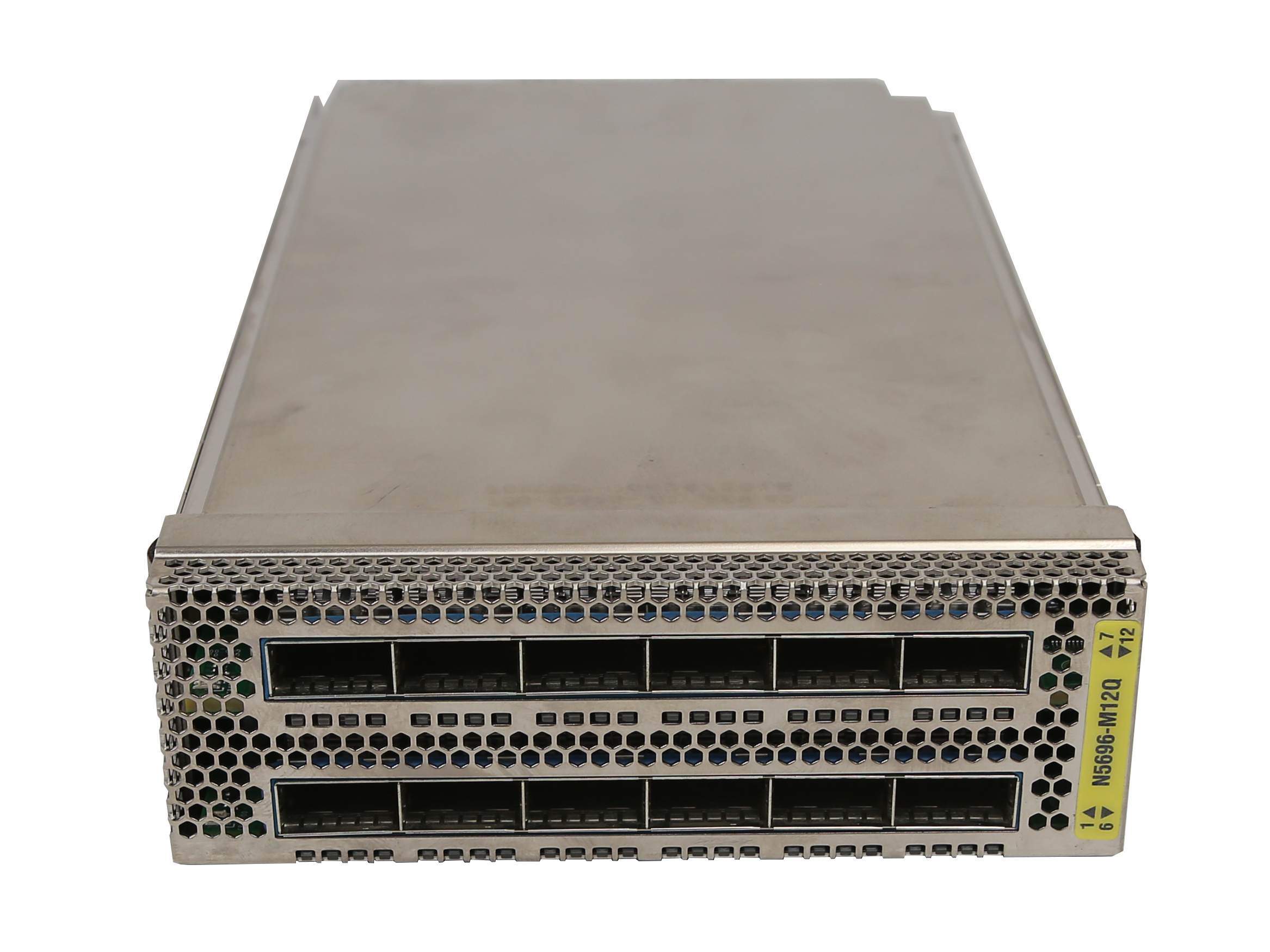Moduł Cisco Nexus 5696Q z rzędem 12 portów QSFP+ i perforowaną obudową, ujęcie pod kątem z przodu.
