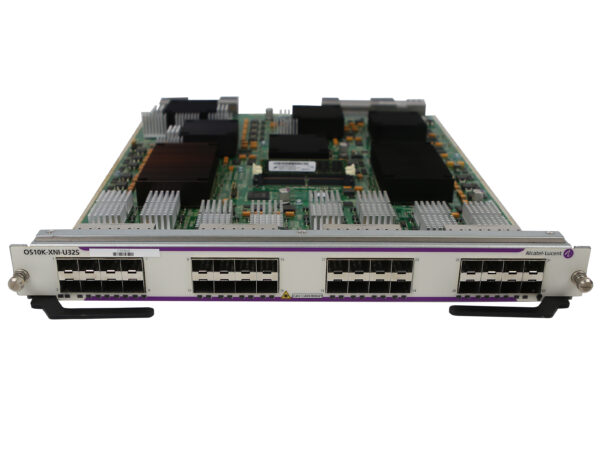 Moduł liniowy Alcatel-Lucent z 32 portami SFP+ w dwóch rzędach, widoczna płyta elektroniczna i uchwyty montażowe