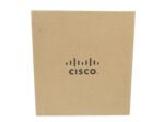 Zamknięte kartonowe pudełko z logo Cisco, w którym zapakowany jest telefon IP.