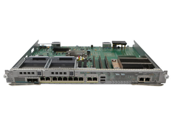 Moduł Cisco ASA5585-SSP z widoczną płytą główną od góry i rzędem portów sieciowych na przednim panelu